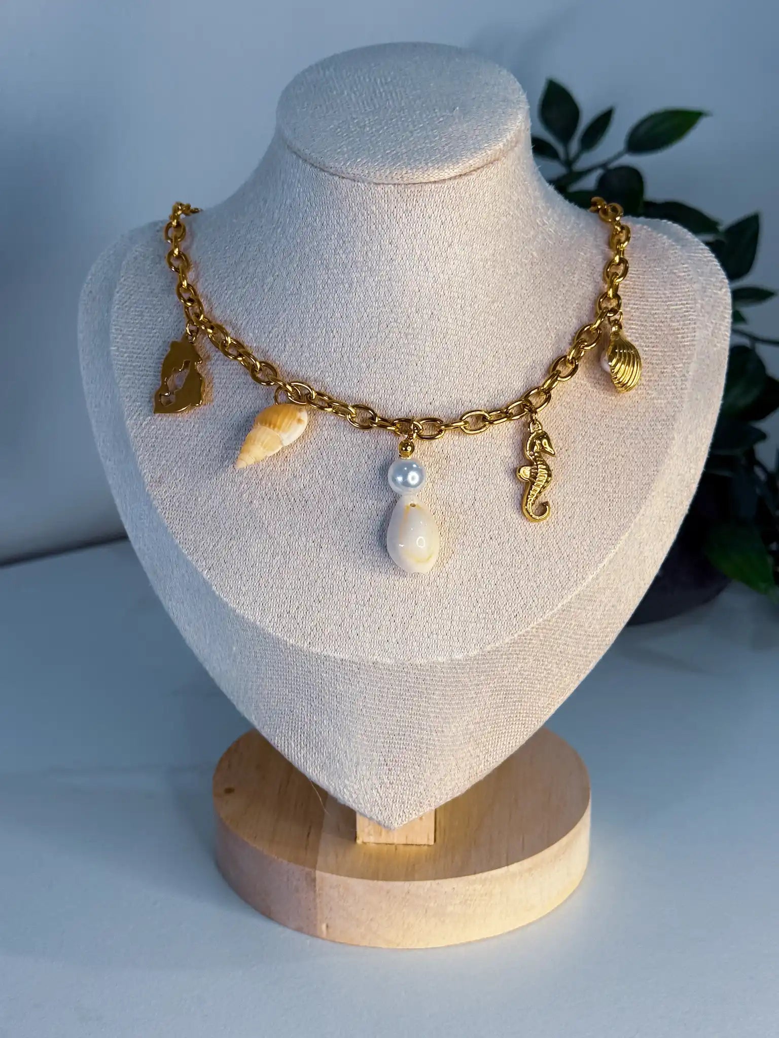 colar zanzibar dourado