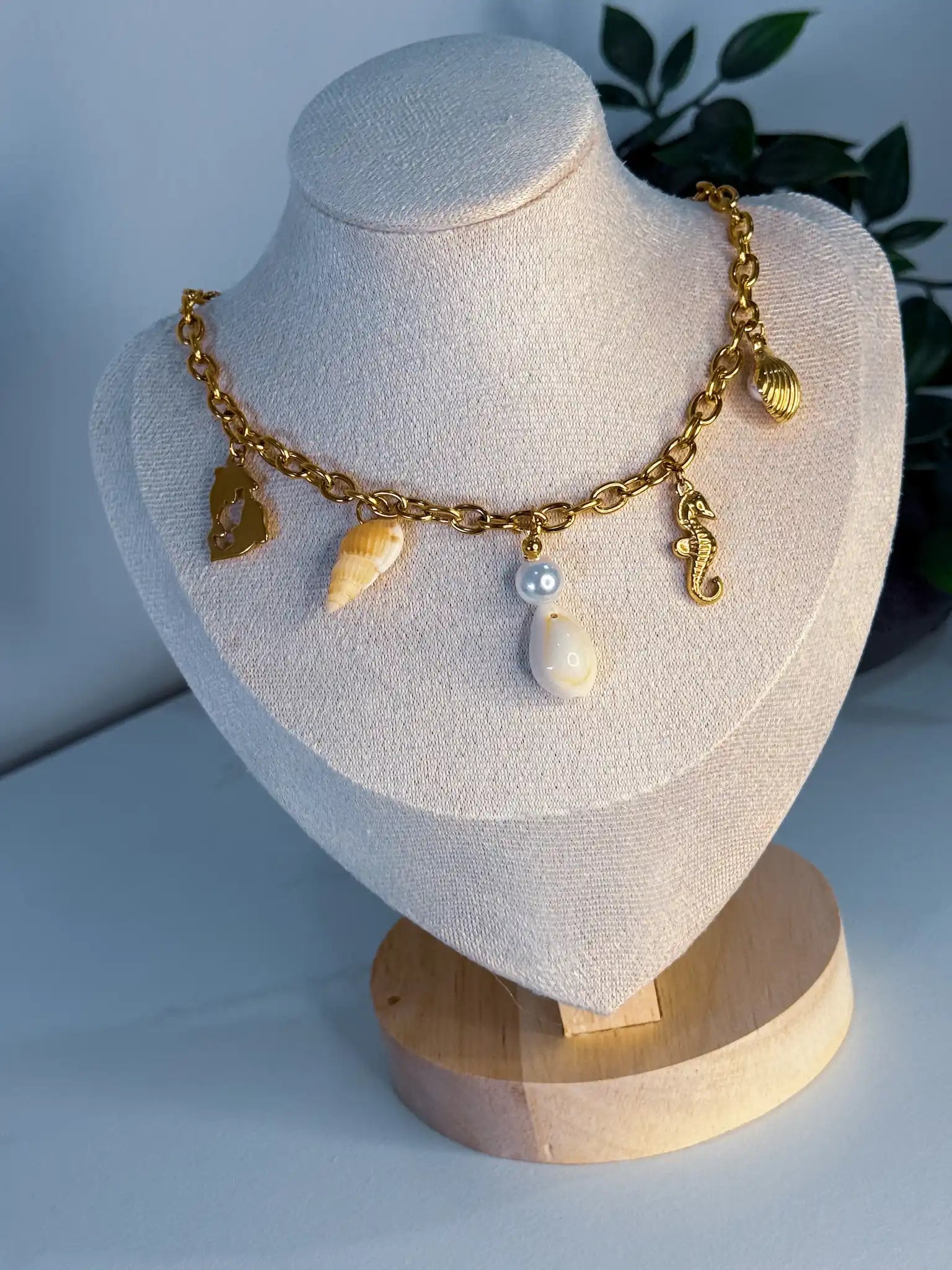 colar zanzibar dourado