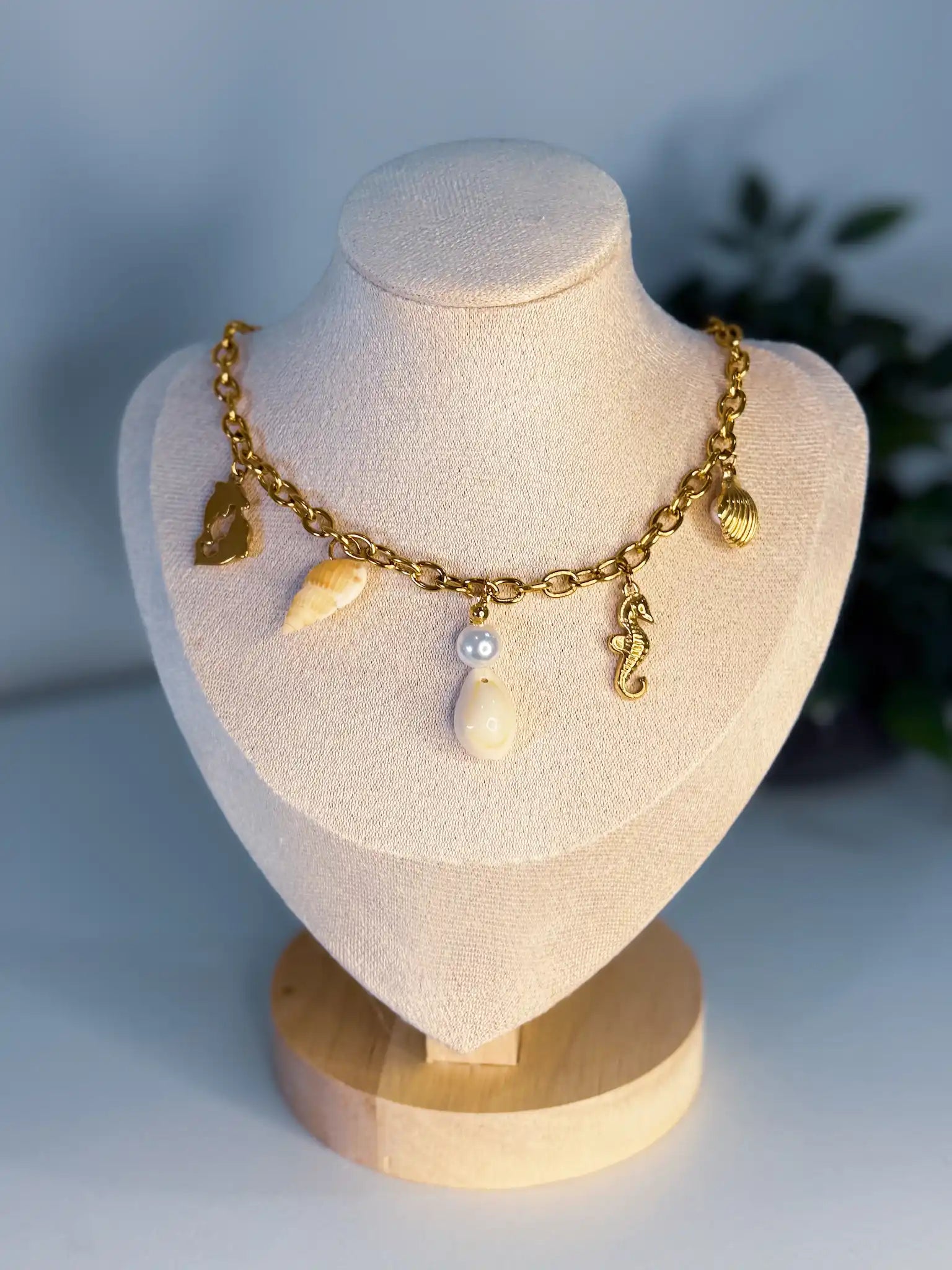 colar zanzibar dourado